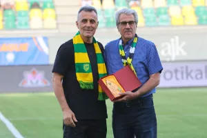 ΑΕΚ/Τίμησαν τρεις παλαίμαχους της ΕΠΑ