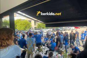 Άρχισαν τα συνθήματα οι Παφίτες... "Για σένα τραγούδω" (ΒΙΝΤΕΟ kerkida)
