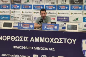 Πετράκης: ''Αν υπάρχει κάτι επίσημο θα πρέπει πρώτα να μιλήσουν με την ομάδα μου''