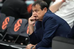 «Όλοι λένε για τον Γιαννακόπουλο, αλλά γιατί βάζουν οπαδούς του Ολυμπιακού πίσω από τον πάγκο μας;»