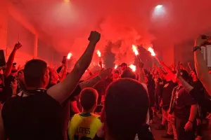 Έξω από τα αποδυτήρια οι οπαδοί - Αποθέωσαν τους παίκτες! (Φώτος/Βίντεο Kerkida)