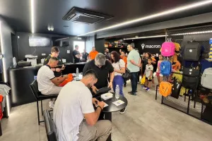 OrangeShop/ Μαζεύτηκε κόσμος... για Λαΐφη και Ντράζιτς (Φώτος)