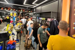 OrangeShop/ Μαζεύτηκε κόσμος... για Λαΐφη και Ντράζιτς (Φώτος)