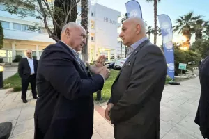 Παρακολουθεί... με προσοχή! 