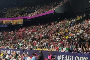Απίστευτο μωσαϊκό/Μαζί στις εξέδρες οπαδοί Παναθηναϊκού, Ολυμπιακού και Φενέρ