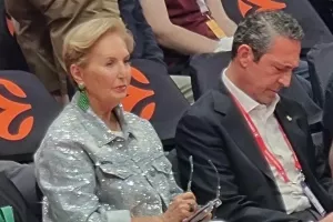 Η μητέρα του Δημήτρη Γιαννακόπουλου στις κερκίδες της Etihad Arena