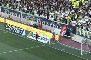Το τρόπαιο... έκανε τον γύρο του γηπέδου (Φώτος)