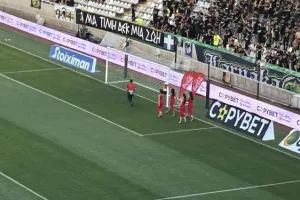 Το τρόπαιο... έκανε τον γύρο του γηπέδου (Φώτος)