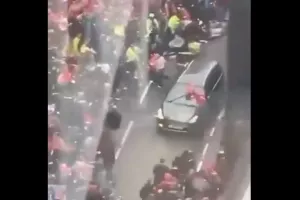 Σοκαριστικά βίντεο - Αυτοκίνητο παρέσυρε φιλάθλους στη φιέστα της Λίβερπουλ