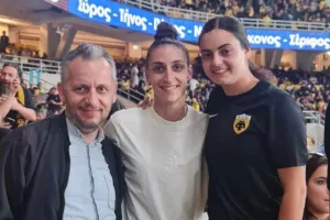 O Πέλεντρος με τις πρωταθλήτριες 