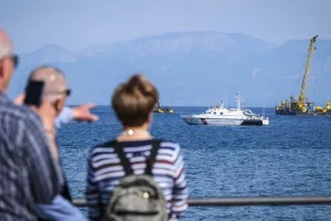 Ξεκίνησε η επιχείρηση ανέλκυσης του «Bayesian»: Θα κόψουν το γιγαντιαίο κατάρτι του σκάφους