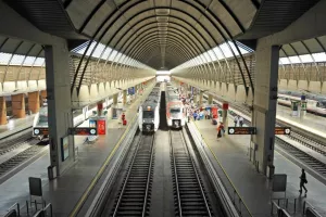 Χιλιάδες επιβάτες έμειναν εγκλωβισμένοι σε τρένα για ώρες λόγω κλοπής καλωδίων