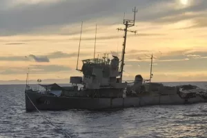 Πλοίο-στόχος βυθίστηκε σε άσκηση στις Φιλιππίνες πριν προλάβει το Πολεμικό Ναυτικό