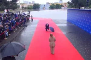 Ο Έντι Ράμα γονάτισε για να υποδεχθεί τη Μελόνι, δείτε βίντεο