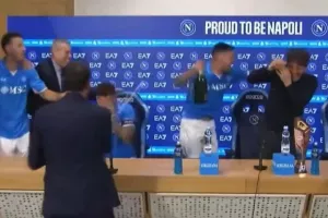 Παίκτες των παρτενοπέι έκαναν “ντου” στη συνέντευξη Τύπου του Κόντε