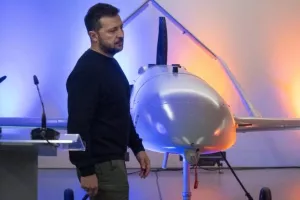 O Ζελένσκι δεσμεύεται να αυξήσει την παραγωγή όπλων στην Ουκρανία