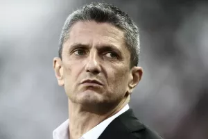 Λουτσέσκου: “Μένω στον ΠΑΟΚ, υπήρξαν στιγμές έντασης αλλά είμαι ευγνώμων στον Σαββίδη”