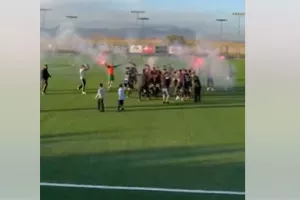 (Βίντεο) Πανηγύρισαν την άνοδο με πυρσούς και συνθήματα