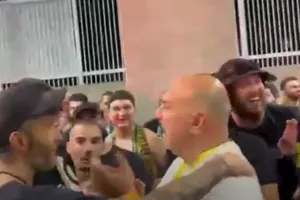 Αποθεώθηκε ο Άντρος - "Είναι τρελός ο πρόεδρος" (βίντεο kerkida)