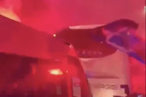 Νάπολι: Yποδοχή... πρωταθλητών από τους οπαδούς της στο αεροδρόμιο (βίντεο)