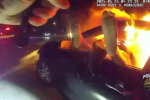 Δραματική διάσωση από φλεγόμενο αυτοκίνητο