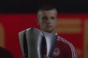 (Βίντεο) Το 2022 παρέδωσε το πρωτάθλημα ως ball boy, σήμερα το σηκώνει ως πρωταθλητής!