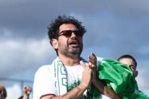 "Μας κάνατε μια φορά χαρούμενους/Παλέψτε για εμάς στο γήπεδο"