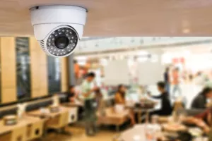 Την ώρα των επεισοδίων έτρωγε πίτσα στα Λατσιά και τον συνέλαβαν ότι εμπλέκεται 