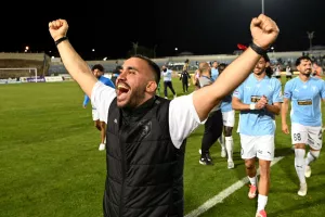 Στον αδελφό του!