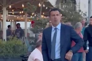(Βίντεο) Χαμός με Φίγκο και οπαδούς της Μπαρτσελόνα / Τους έδειξε τα γεννητικά του όργανα 