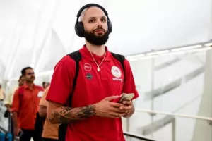 Η παρακάμερα της άφιξης του Ολυμπιακού στο Άμπου Ντάμπι