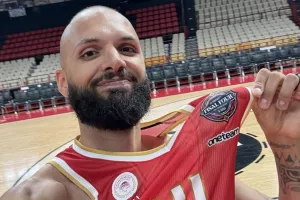 Ετοιμάζεται για Άμπου Ντάμπι ο Ολυμπιακός, έφτιαξε και τη φανέλα!