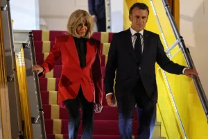 Τα νεύρα της Μπριζίτ μετά το χαστούκι στον Μακρόν: «Ξεκουμπίσου, χαμένε» του είπε, λέει ειδικός στην ανάγνωση χειλιών 