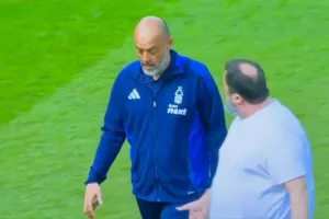 Στον αγωνιστικό χώρο ο Μαρινάκης, τα έψαλλε στον Εσπίριτο Σάντο για τη νέα γκέλα!