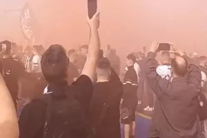 (ΒΙΝΤΕΟ) Καπνογόνα και συνθήματα στο πλοίο 