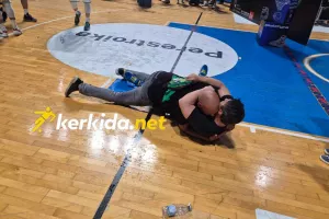 Έπεσαν αγκαλιασμένοι στο παρκέ 