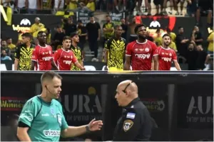 Απρόοπτο στον τελικό: Σειρήνες για... πυραύλους και ολιγόλεπτη διακοπή (Φώτος/Βίντεο)