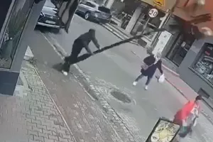 Τρομακτικό ατύχημα: Έγειρε να ξαποστάσει σε κολόνα και αυτή έπεσε πάνω σε περαστική