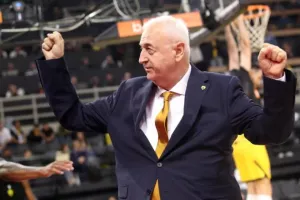 Παραμένει στον πάγκο της ΑΕΚ ο Σάκοτα