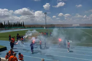 (Βίντεο/Φώτος) Το σήκωσε με πυρσούς και πορτοκαλί καπνογόνα η Κ15 του ΑΠΟΕΛ
