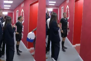 Η Φραπάρ πήγε να γκρινιάξει στους Σενεγαλέζους που καθυστέρησαν τη σέντρα με την Αγγλία!