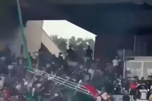 Τραγωδία: Κιγκλίδωμα κατέρρευσε πάνω σε οπαδούς, τρεις νεκροί και 80 τραυματίες