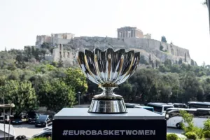 Το τρόπαιο του Eurobasket Γυναικών στην Ακρόπολη