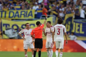 Βαριές «καμπάνες» της FIFA σε παίκτες της Μπόκα για τις αποβολές στο ματς με την Μπενφίκα