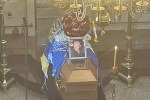 Με σημαίες ΑΕΛ και Απόλλωνα το φέρετρο του Πανίκου Κρυστάλλη