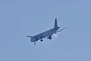 Τρόμος στον αέρα: Αεροπλάνο της American Airlines πιάνει φωτιά στη μέση της πτήσης