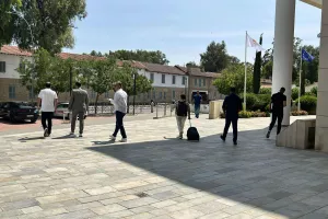 Ήταν...σύντομη η συνάντηση στο Υπουργείο Οικονομικών (Φώτος Kerkida)