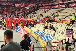 Γέμισε... ελληνικές σημαίες πίσω από τον πάγκο του Παναθηναϊκού!