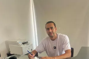 Έβαλε... υπογραφή