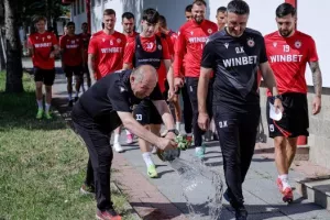 Η ιδιαίτερη πρόσληψη και το... κατοικίδιο του Πίττα!